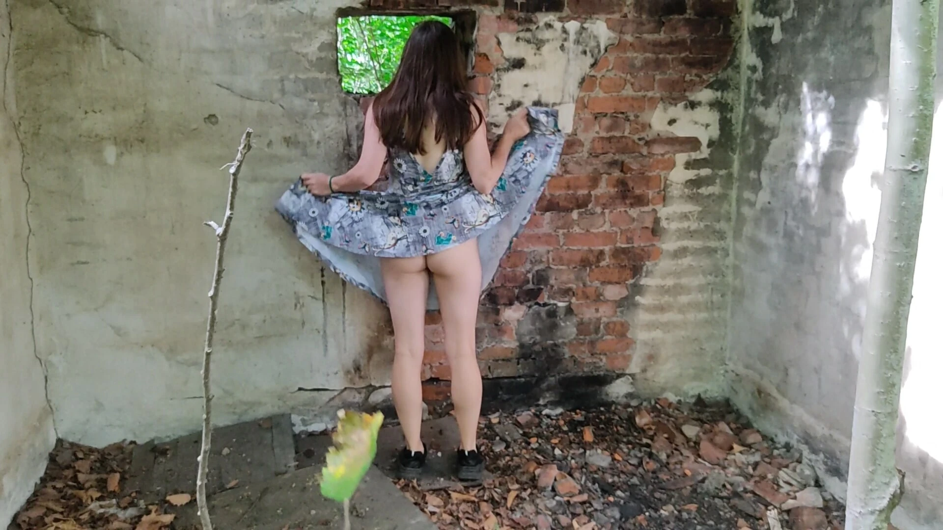 숲 공원에서 알몸으로 옷을 벗고 걷는 젊은 마누라