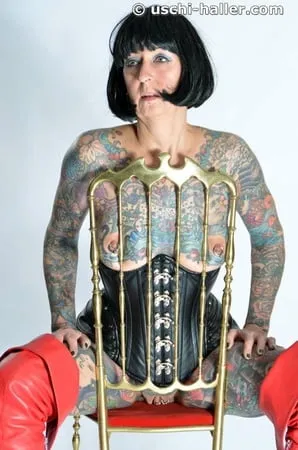 photo shoot with full body tattooed milf cleo           