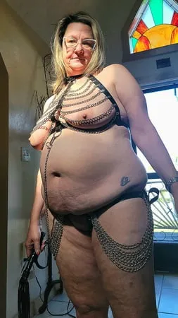 mature bbw in leather and chain         