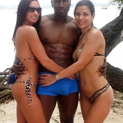 Cuckold MILfs outdoors 