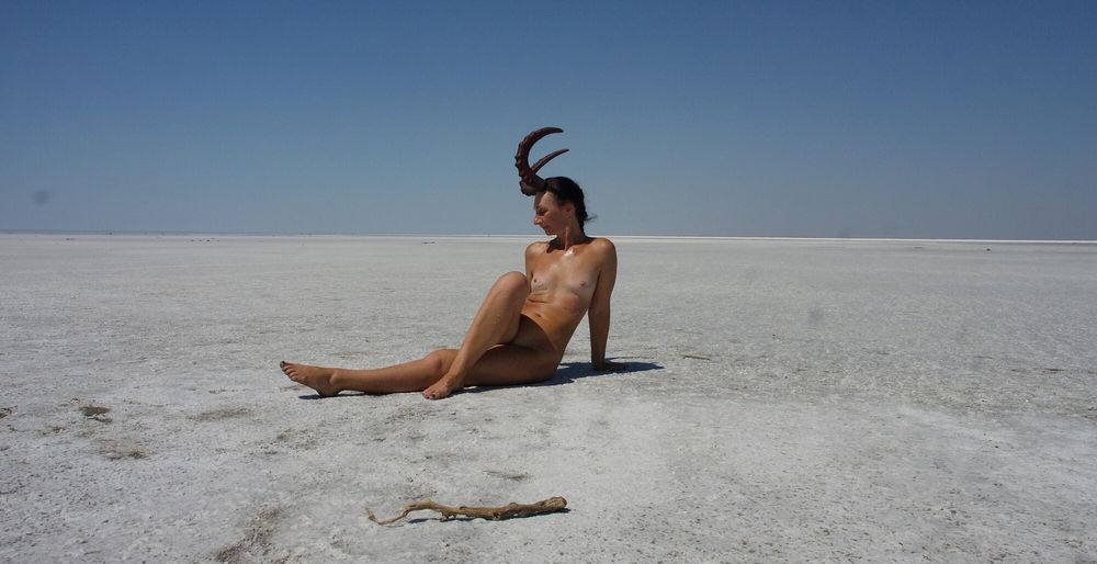 Standing on laps naked on the salt of the salt lake Elton #7