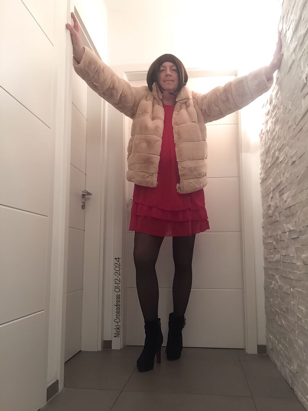 Nicki-Crossdress - rotes Minikleid, Heels &amp; neue Jacke #2