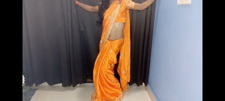 زوجة الأب الرائعة ترتدي ثوب داخلي من الساتان الأصفر الساري 