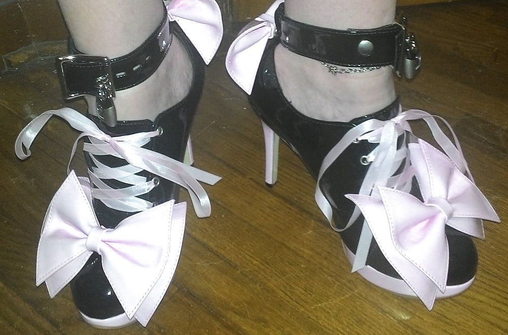 Lockable pansy bow heels 