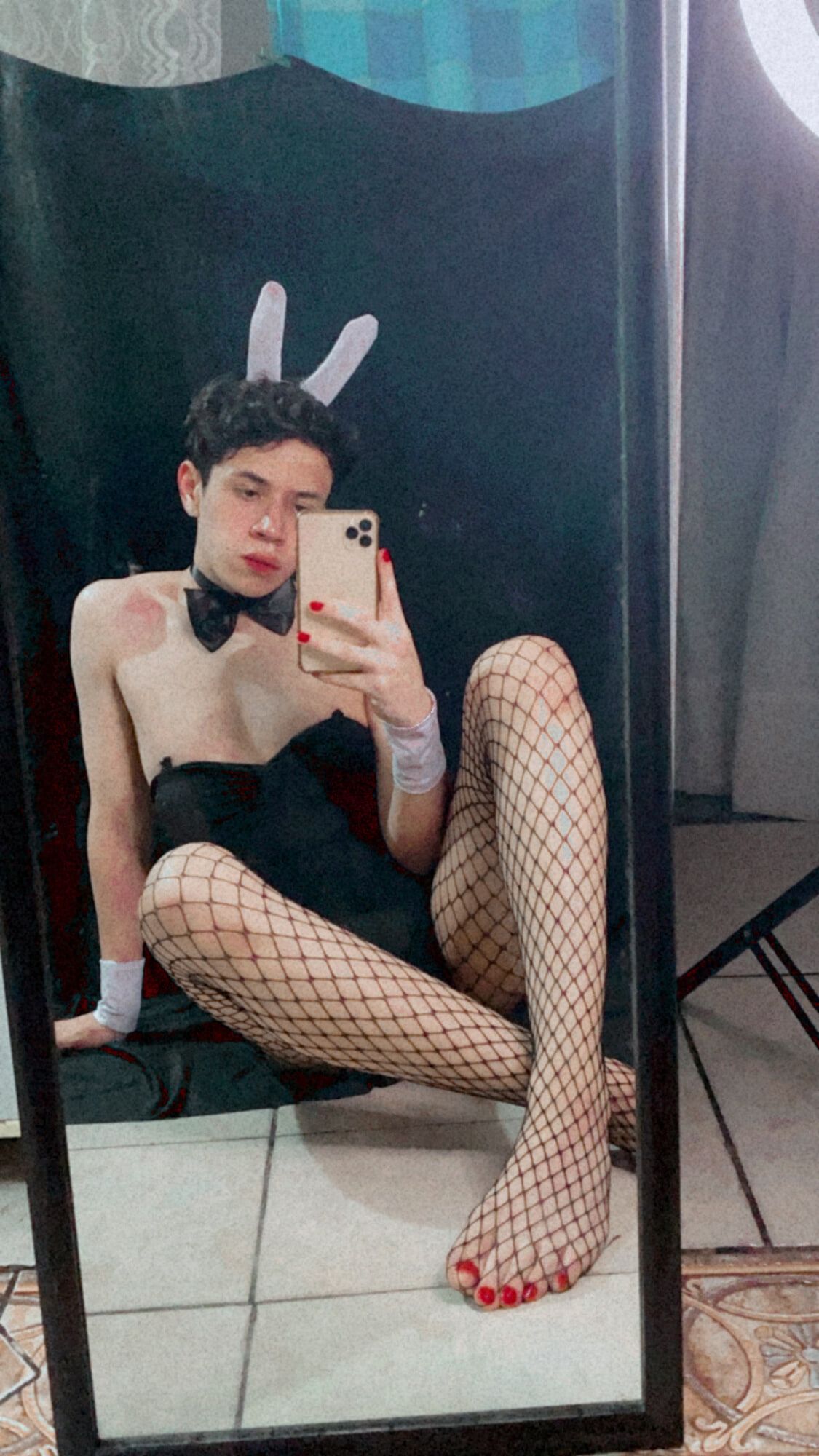 Thỏ femboy trong lưới cá