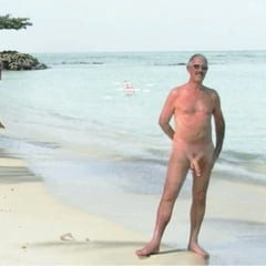 Gola pozerkinja na otvorenom