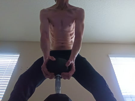 運動して、チンコや足を見せて、それに...