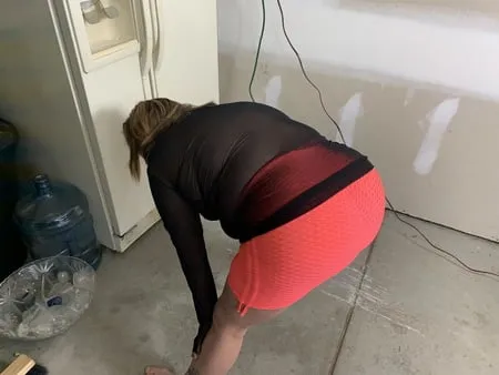 Sexy bbw dat ass in a garage         