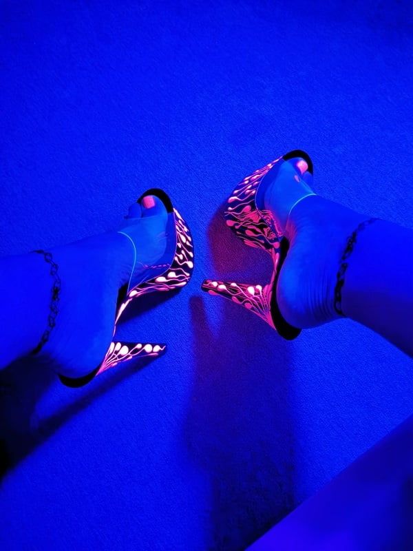 Sexy CD Feet On High Heels Posing In Neon Light #11