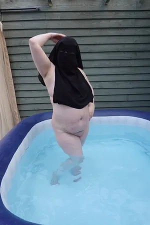 niqab nude in hot tub         