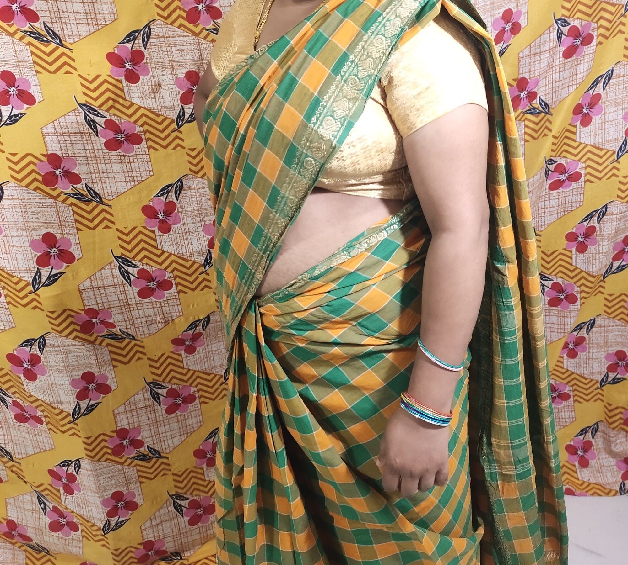 Mallu felesége, saree