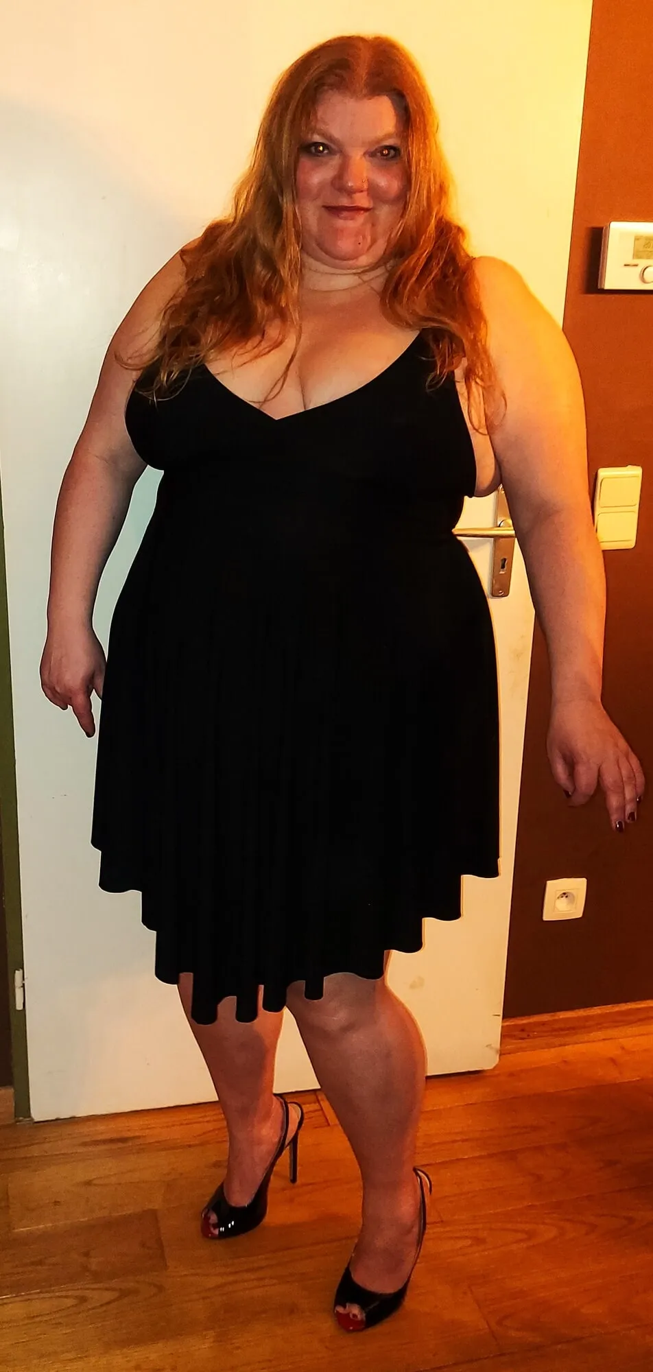 BBW Wife Miss Lizz posing in her new Peeptoe Heels 