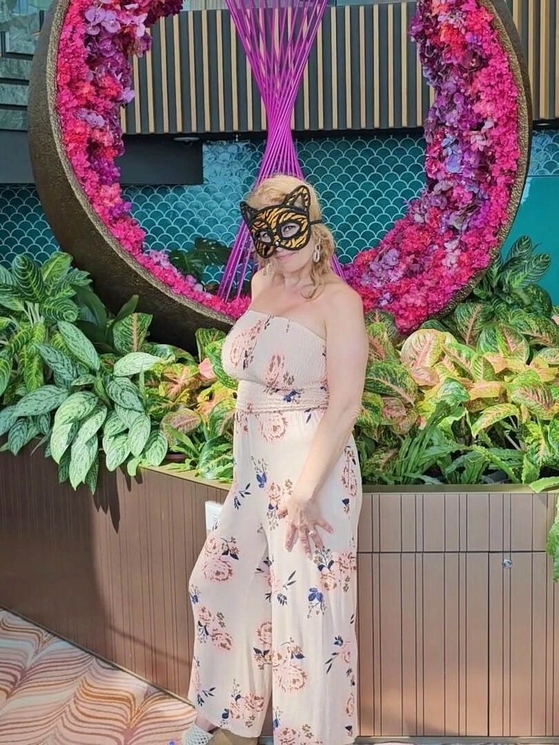 Giving Real Voyeurs a look at Mommys Big Tits in Public #44