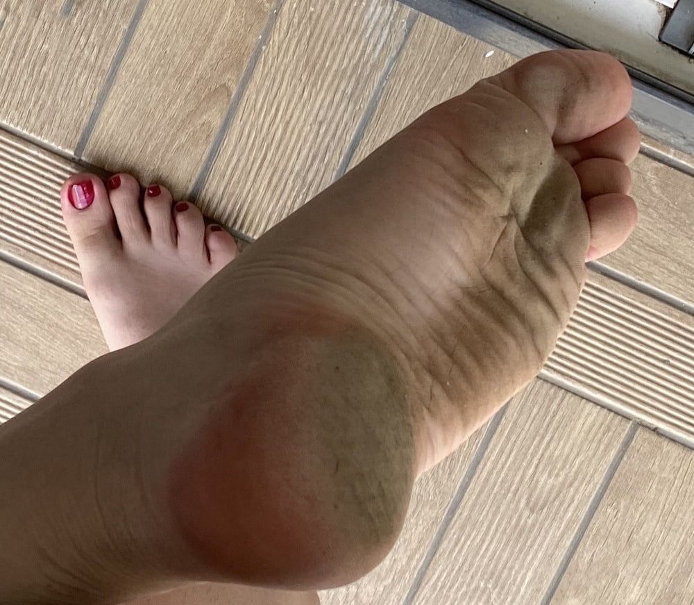 Red toes #12
