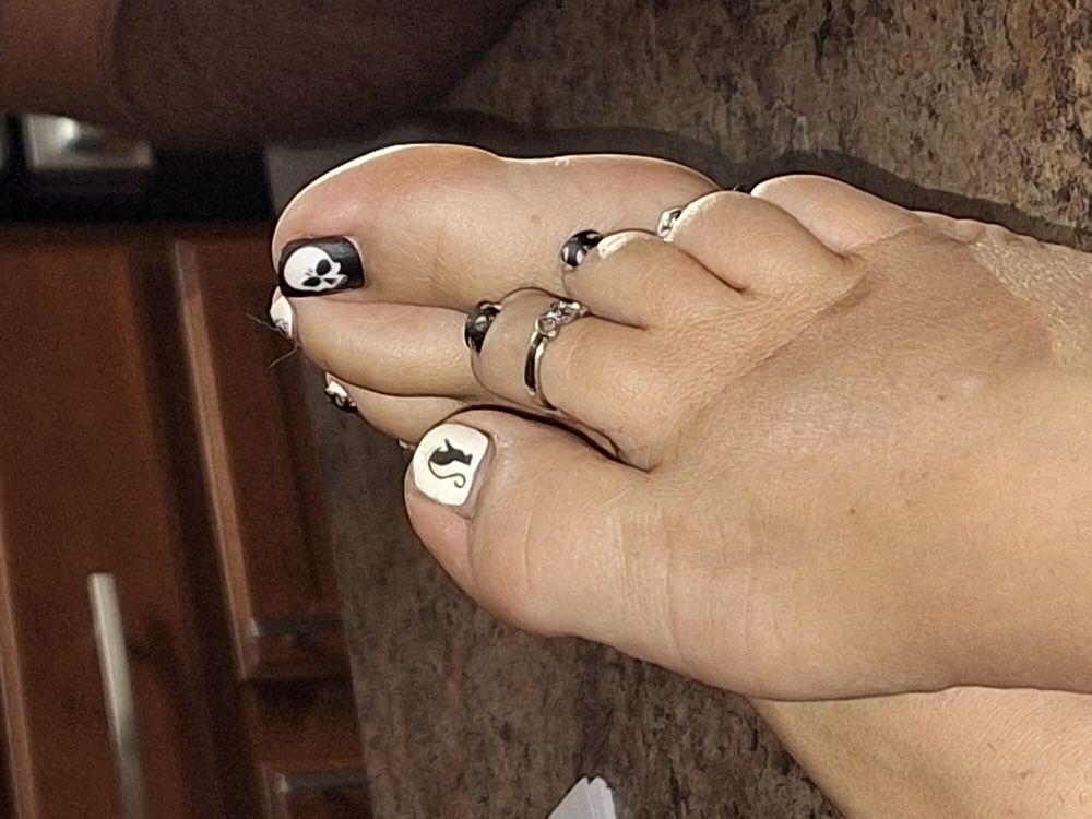 Girlfriends&#039; toes #2