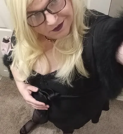 sissy carrie in black stockings         