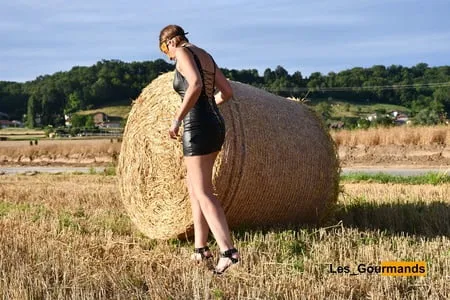 milf in wetlook in hay bales         