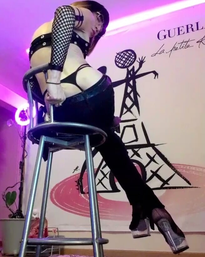 Une💣BomBe de Travesti Francaise fait un StripTease en LiVE #20