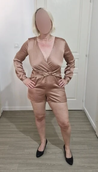 Moi en combi de satin nue dessous recherche