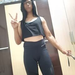 Sakura Nakamura Skinner u tajicama u teretani 