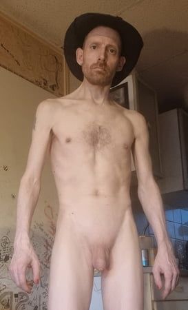 HeDDuDe posing in the nude