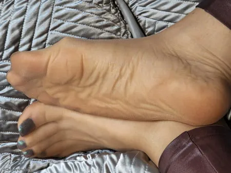 big sexy feet in pantyhose           