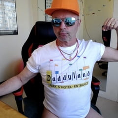 在hotdadbod的 stripchat.com 射给爸爸