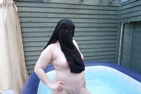 niqab nude in hot tub         