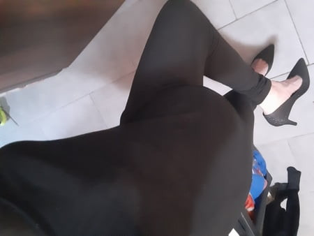 Leggings e scarpe con i tacchi 