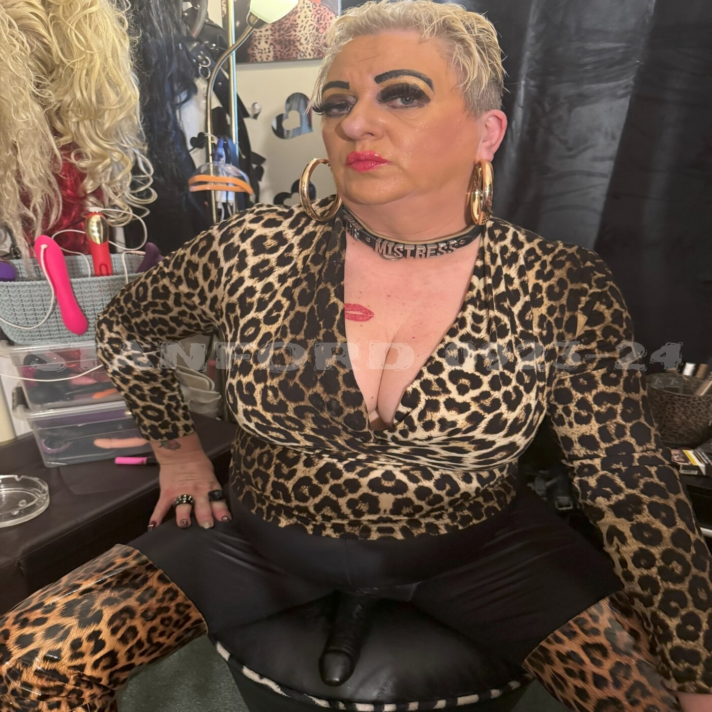 MISTRESS SHIRLEY FUCKS SISSY