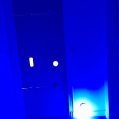 运动裸体男人闪森林停车场和寻欢洞也