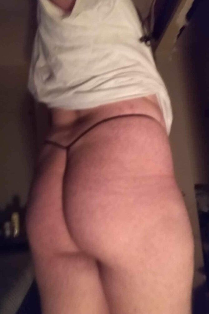 Sissy white boi wants your cum on her ass 