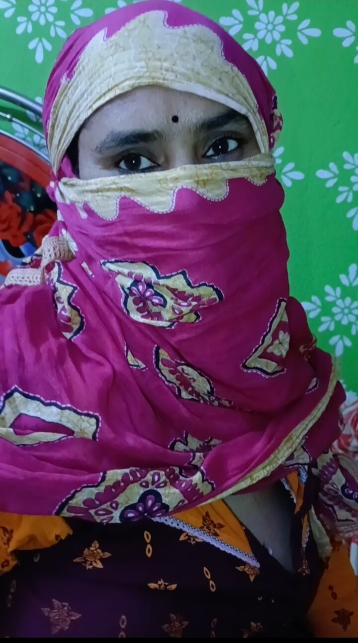 Desi yengem odamda desi fotoğrafının tadını çıkarıyor 