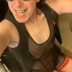 Le patron... le patron ose se montrer... Nu!