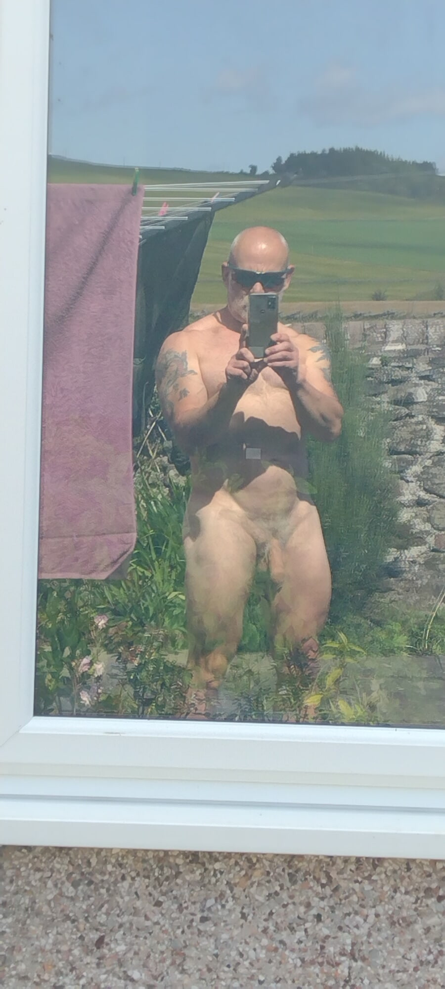 Nuda in giardino 