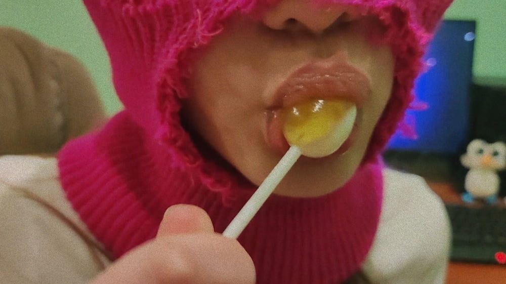 HOT GIRL SUCKING LOLLIPOP! (CHUPA-CHUPS!) #4