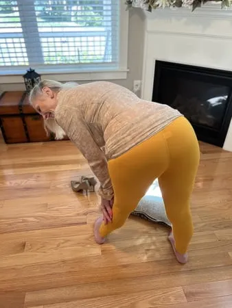    plus milf dani d in yellow leggings         