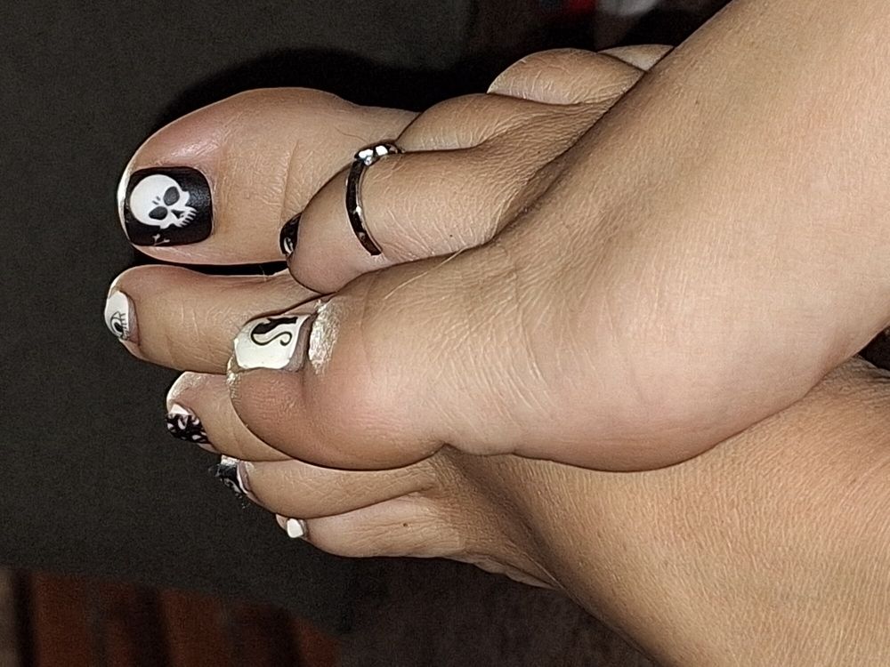 Girlfriends&#039; toes #5