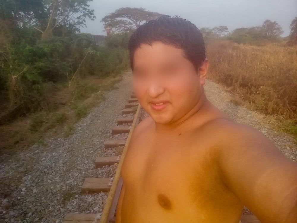 Mis Pezones Exhibidos en las Vias del Tren-Yop Sin Camiseta  #14