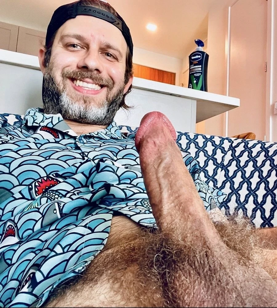 看看我的鸡巴，坚果和屁股！