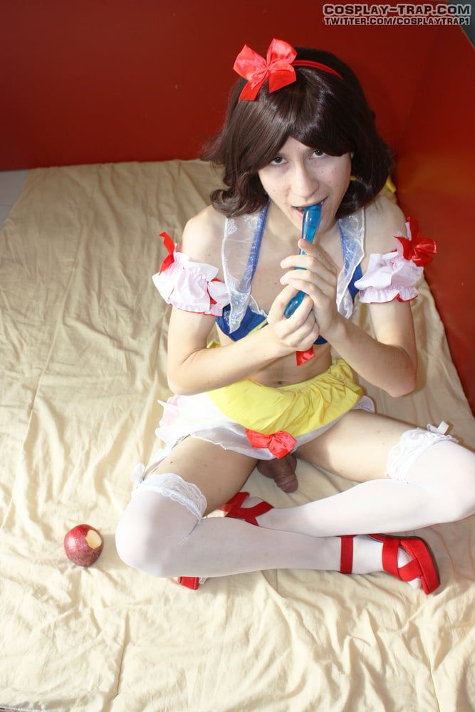 Crossdress cosplay Snow White and the horny poisoned apple #10