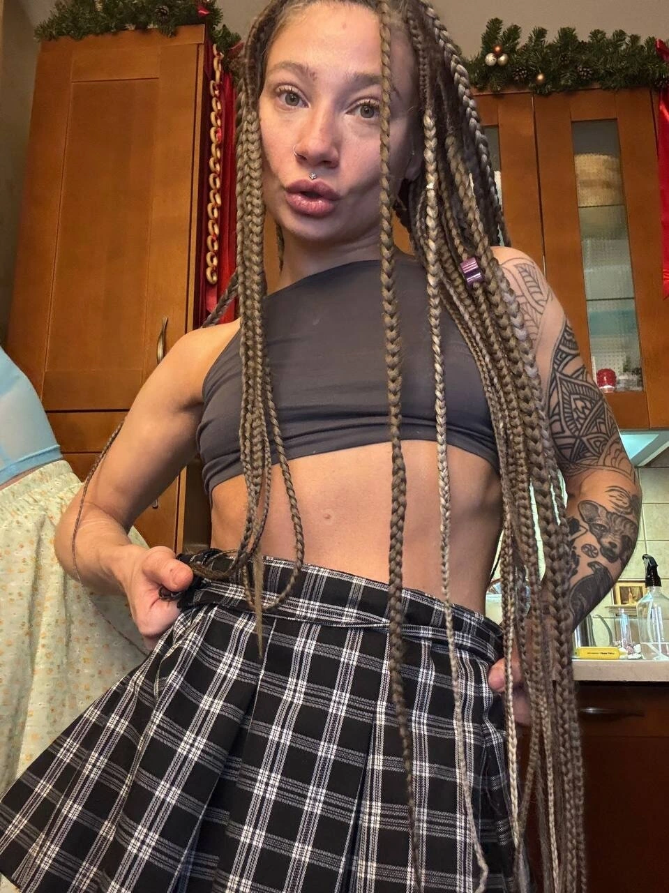 婊子在镜头前把她的屁股卡出来