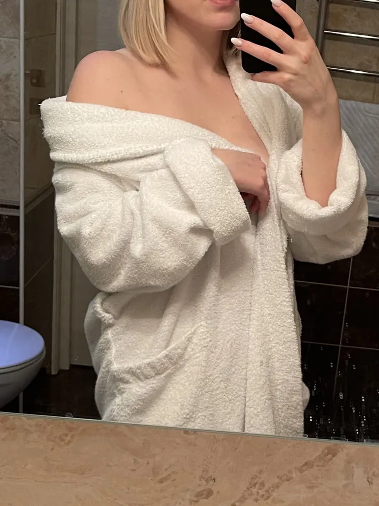 My tiny tits wish you a good day 😍 💗