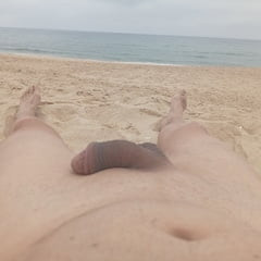 O dia comecou bem numa praia de nudismo 