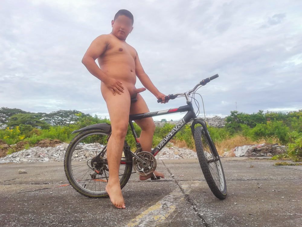 Yop Desnudito en Bicicleta en la Calle 01 #24