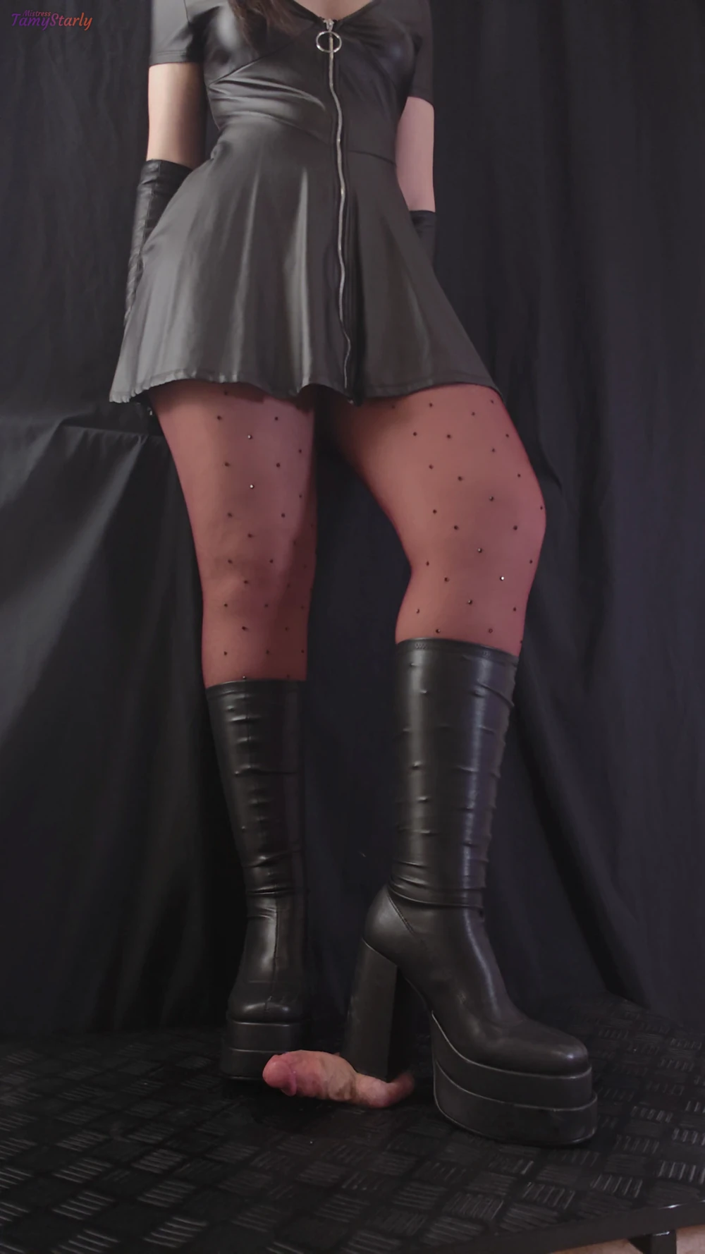Mistress from the Galaxy Crushing in Steve Madden Boots