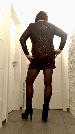 穿着性感新年连衣裙和连裤袜的Nicki-Crossdress