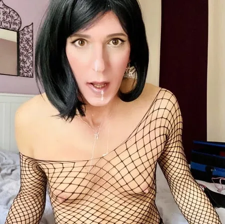 elodie getting ready to get fucked by a sex machine         