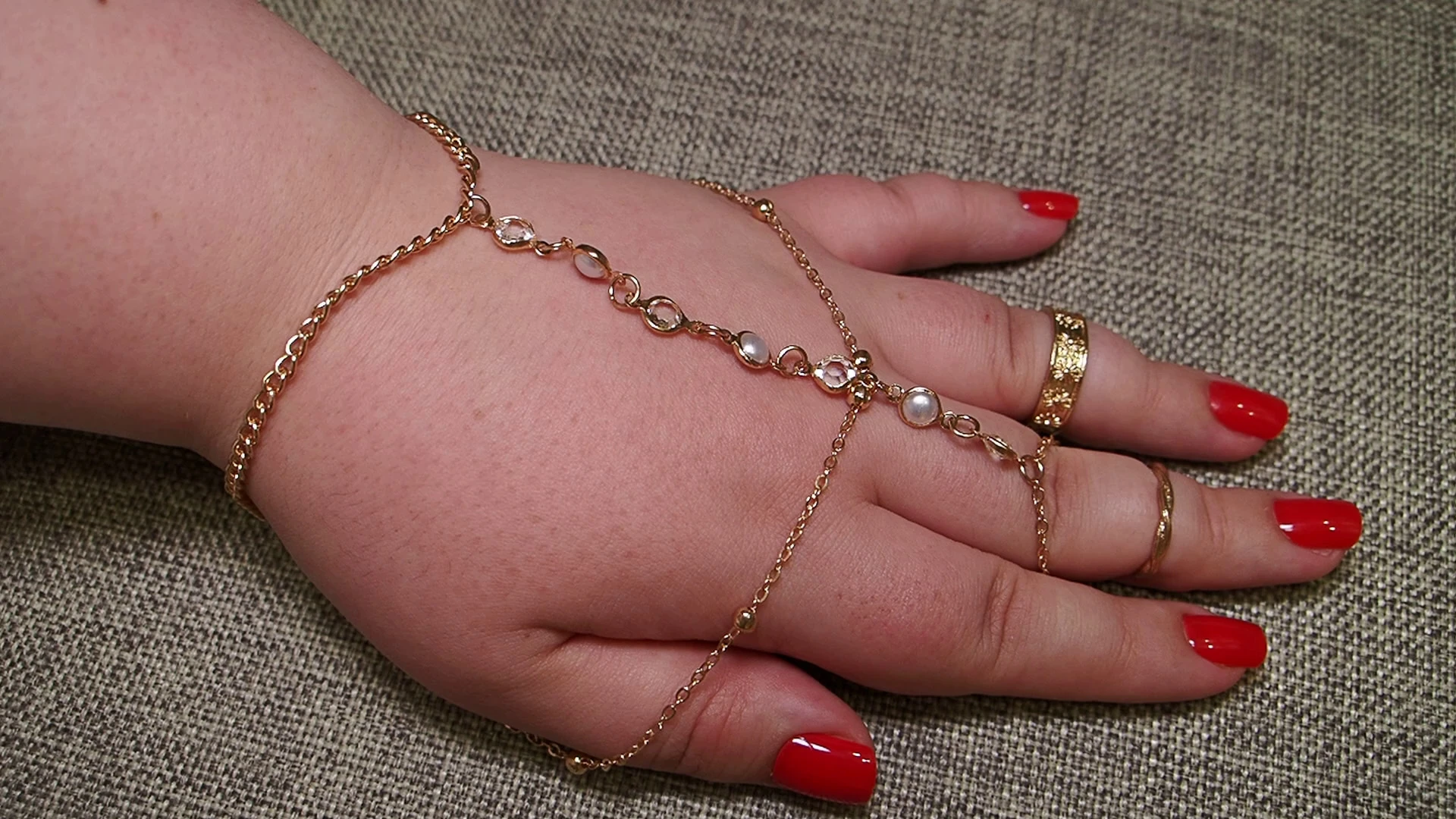 มือสาวสวยตัวใหญ่