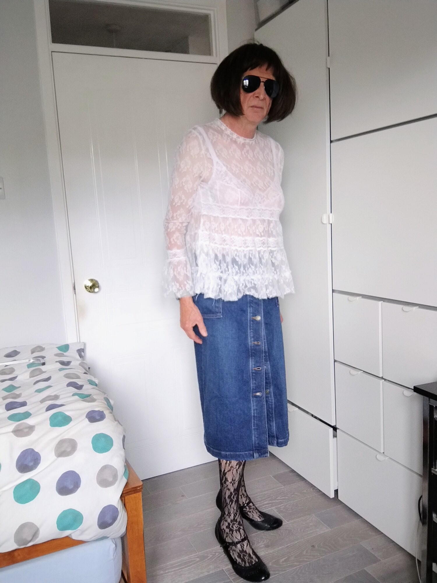 Teasing in lace and denim